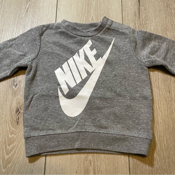 Nike Baby Infant Grey Swoosh Logo Crewneck Sweatshirt Fleece Pullover 12 Months - Picture 2 of 6
